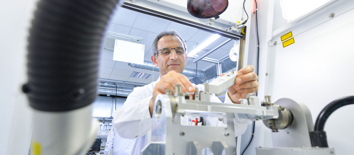 [Translate to Netherlands: Dutch [nl_NL]:] Mitarbeiter in der Murrelektronik Produktion